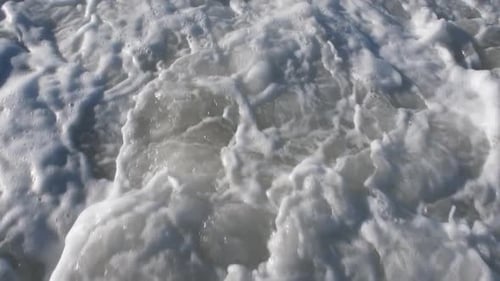 Drohnen-Luftaufnahme von Meereswellen, Meeresschaum und turbulentem Wasser aus nächster Nähe