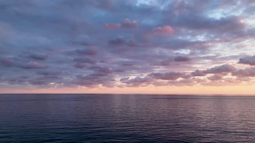 Farbenfrohe romantische orange Goldene Stunde und ein Schiff am Horizont