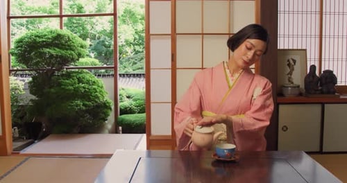 Joven japonesa disfrutando del tiempo a solas y tomando té en casa. Bonita mujer asiática que lleva un