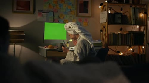 Festliche Person singt Mockup-Computer-Nahaufnahme