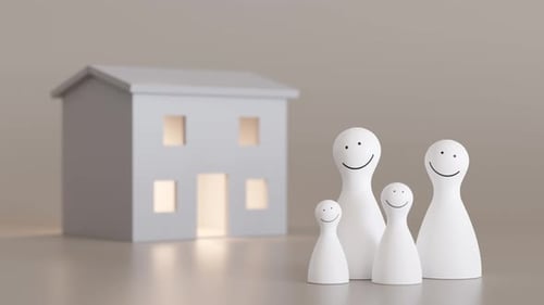 Casa y familiares felices sobre fondo beige. Concepto de adopción. Compra o construye una casa.