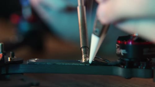 Präzises Löten der FPV-Drohnenverkabelung