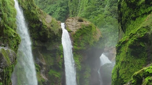 Experience the Stunning Waterfall in Costa Rica Captivating Natural Beauty Awaits