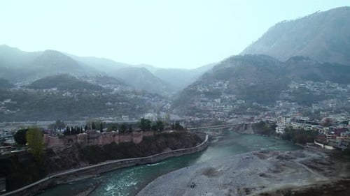 Fort rouge de Muzaffarabad et rivière Neelum, pont de Chehla et ville de Muzaffarabad. Red Fort Muzaffarabad II