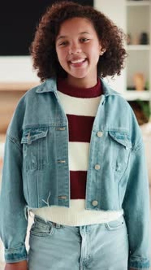 Bien-être, visage et fille à la maison avec sourire, attitude positive et détente pendant les vacances de fin de semaine