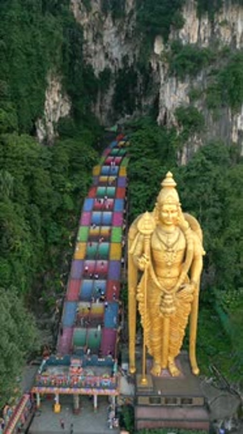 Vue aérienne des grottes de Batu et de la statue dorée de Murugan à Kuala Lumpur en Malaisie