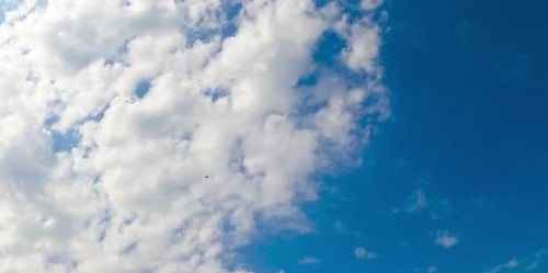 Wolken, die auf blauem Himmel fließen. Zeitraffer von Schichtwolken am Himmel
.