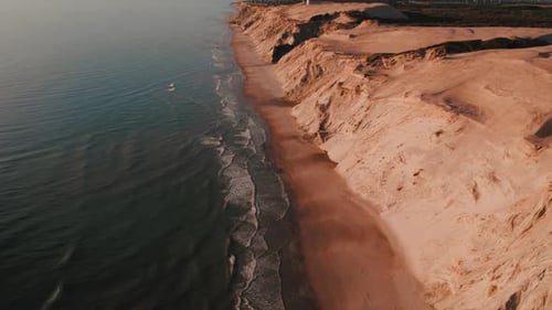 Imágenes de Zumbidos en la costa de Lonstrup Lokken, cerca de Rubjerg Knude en Dinamarca