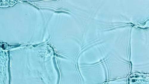 Wasseroberflächentextur, Draufsicht, Wasserwellen, blaue Farbe, Sonne und Schatten, reines blaues Wasser mit