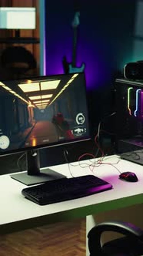 Vertikale Videonahaufnahme von PC-Tastatur und -Maus auf dem Schreibtisch im Wohnzimmer