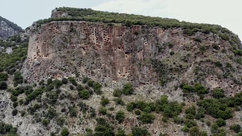 Lykische Grabgräber, die am alten Pinara in hohen, zerklüfteten Felsen gehauen wurden, Drohnenschuss