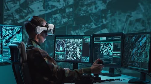 Militärsoldat bedient fortschrittliche Technologie in einer Kommandozentrale