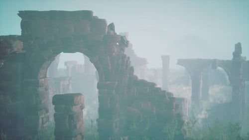 Ruine des Schlosses auf dem Hügel im Frühling und Aussichtspunkt
