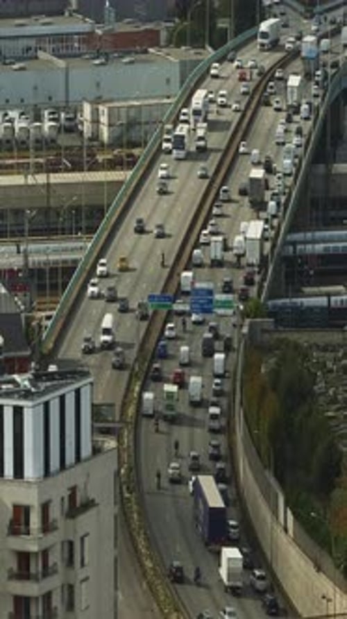 Autos bewegen sich im dichten Verkehr auf der Brücke in der französischen Hauptstadt. Der Berufsverkehr in