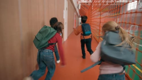 Grupo de alumnos enérgicos, niños diversos, niños multirraciales, compañeros de clase multiétnicos, activos
