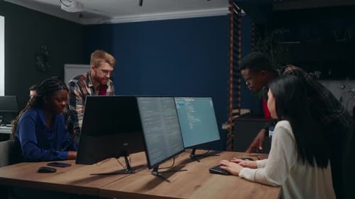 Equipe multiétnica trabalhando em empresas de TI: programadores e cientistas de dados; trabalhadores negros e caucasianos