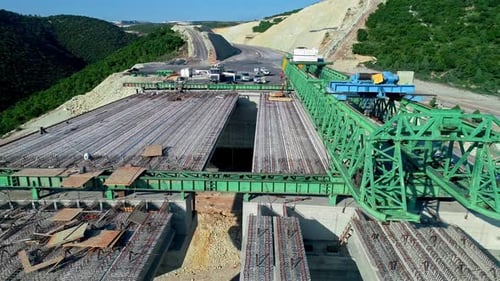 Vista aérea de la construcción de la plataforma del viaducto de la carretera con vigas de acero