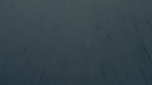 Mit unterbrochenen weißen Linien durch die Straße fahren. - POV-Aufnahme