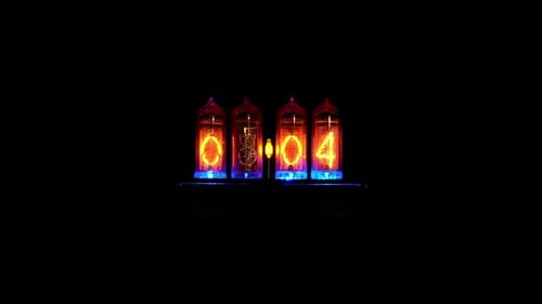 Das Nixie-Tube-Digitaldisplay zeigt 0:04 an, wechselt dann durch alle Ziffern und endet bei 0:05.