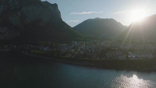Vista aérea de la ciudad de Lecco en la costa sureste del lago de Como en el norte de Italia