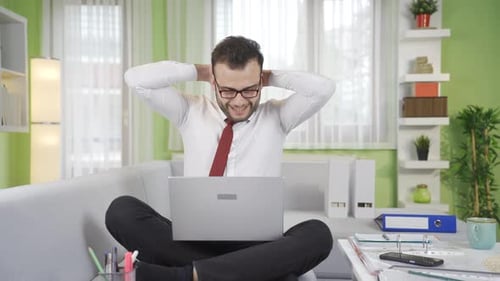 Portrait d'un jeune homme d'affaires travaillant à domicile.