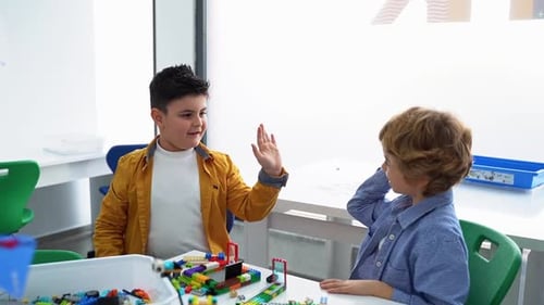 Robotik-Programmierkurs Kinder konstruieren und programmieren Roboter-STEM-Unterricht mit Constructor