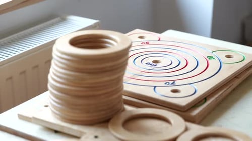 Pile d'anneaux en bois, de pièces de jeu, de puzzles, prête à être assemblée dans Game Factory.