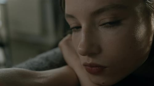 Gros plan d'une fille déprimée ayant des pensées troublantes et de l'insomnie