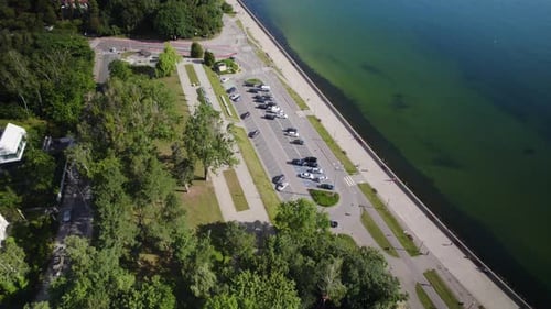 Vue aérienne de la place Arka Gdynia et du parking au bord de l'eau à Gdynia, en Pologne.
