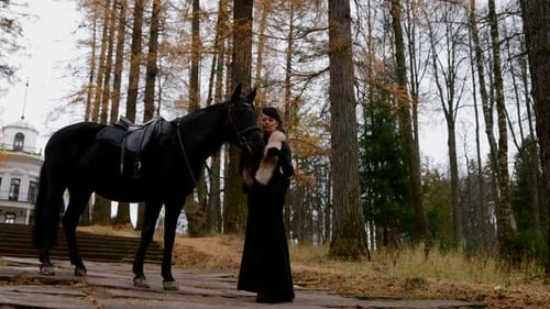 Noblewoman et cheval noir de race pure dans Royal Park, cheval de course vintage pour femme et pur-sang