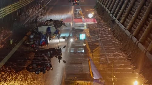 Die Nachtstraße im Regen Nasse Roller auf der Straße Vertikale Ausrichtung