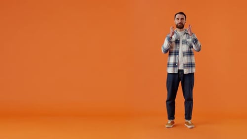 Porträt eines Mannes, der mit gekreuzten Finger steht und wünscht, dass sein Traum wahr wird