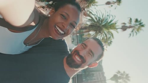 Primer plano de pareja interracial sonriente enamorada tomando una selfie