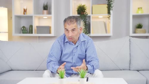 Mann mit psychischen Problemen allein zu Hause.