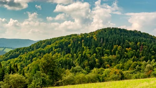 Wolken und Schatten bewegen sich.