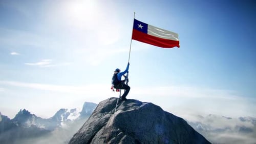 Alpiniste tenant le drapeau du Chili au sommet de la montagne
