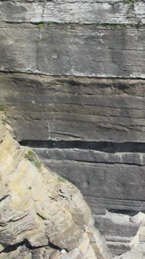 Vertikales Video von Sea Cliff Rocks