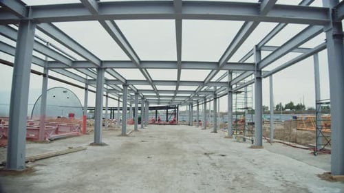 Carcasa de acero de la sala del túnel y el hangar en el sitio de construcción