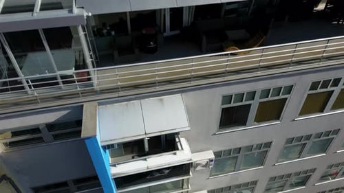 Vista aérea do prédio com um pátio no telhado Pessoas festejando