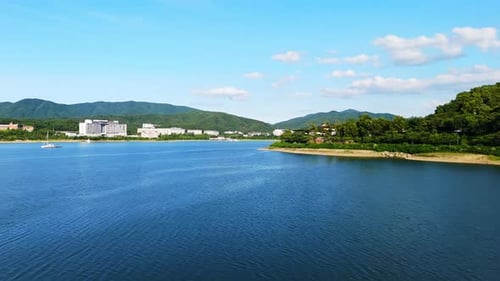 Estabelecendo uma foto de drone de hotéis e parques de luxo ao longo do lago Bomun, Gyeongju, Coreia do Sul