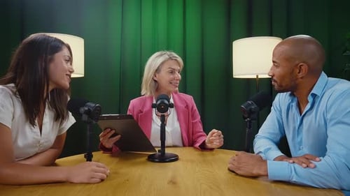 Des podcasteurs professionnels enregistrent une interview