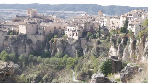 Explore la impresionante arquitectura histórica de los acantilados de Cuenca en la soleada España