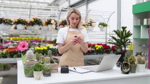 Florist nimmt eine telefonische Bestellung im Geschäft entgegen