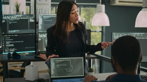 Programador de banco de dados asiático explicando desenvolvimento de software