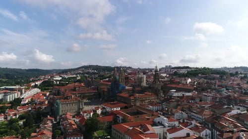 Vue aérienne : cathédrale et ville de Saint-Jacques-de-Compostelle (Galice, Espagne)