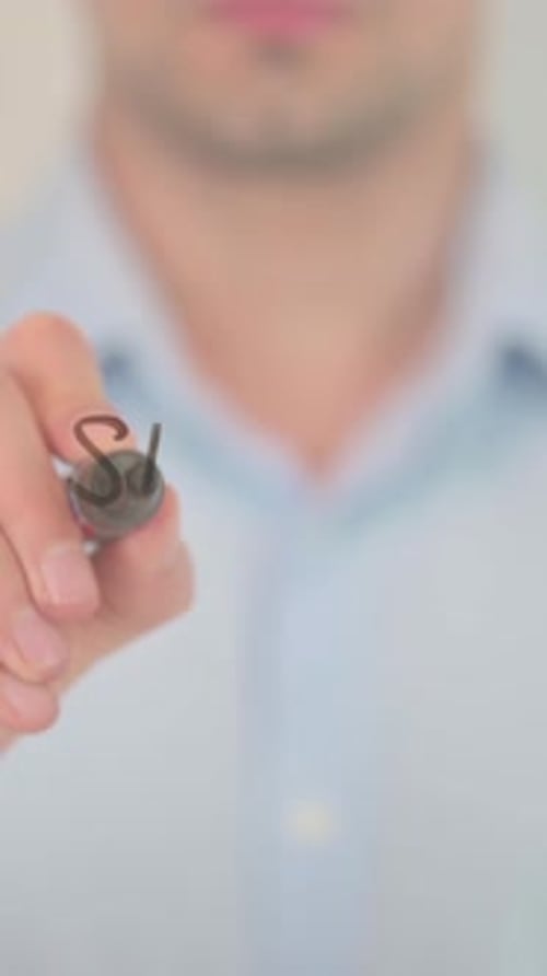 SEO, Mann schreibt auf transparentem Bildschirm, vertikales Video