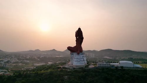 Vue aérienne majestueuse de la statue de Lord Shiva entourée de collines