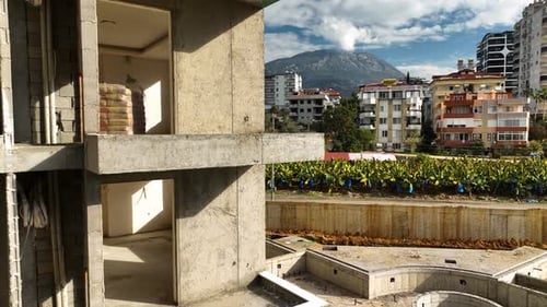 Baustelle an der Küste des Mittelmeers hebt ein Kran die Metallkonstruktion an 4 K