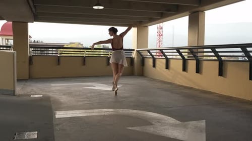 Belle danseuse seule dans un parking de la ville