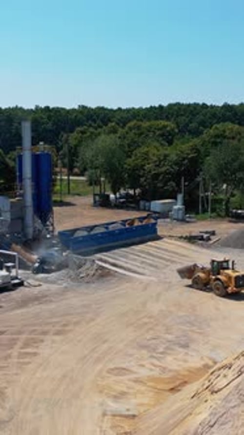 Máquina de procesamiento en cantera de arena. Vista aérea de la preparación para la construcción con diferentes máquinas